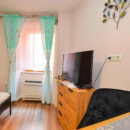 Charming In The Heart Of Rovinj, Steps From Carera Street Apartment